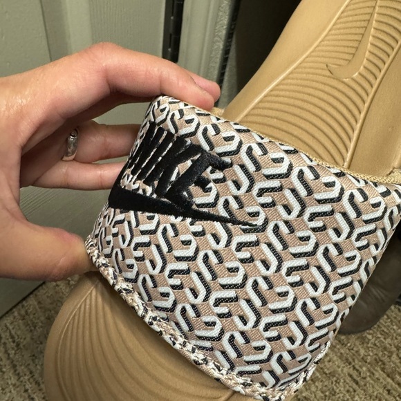 Women’s size 6 Nike slides - Picture 3 of 4